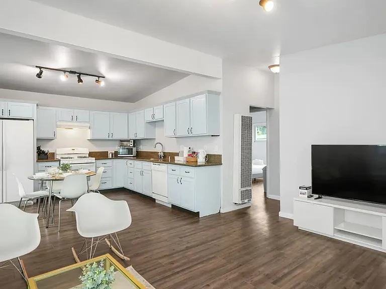 728 Stepney Pl — Photo 4