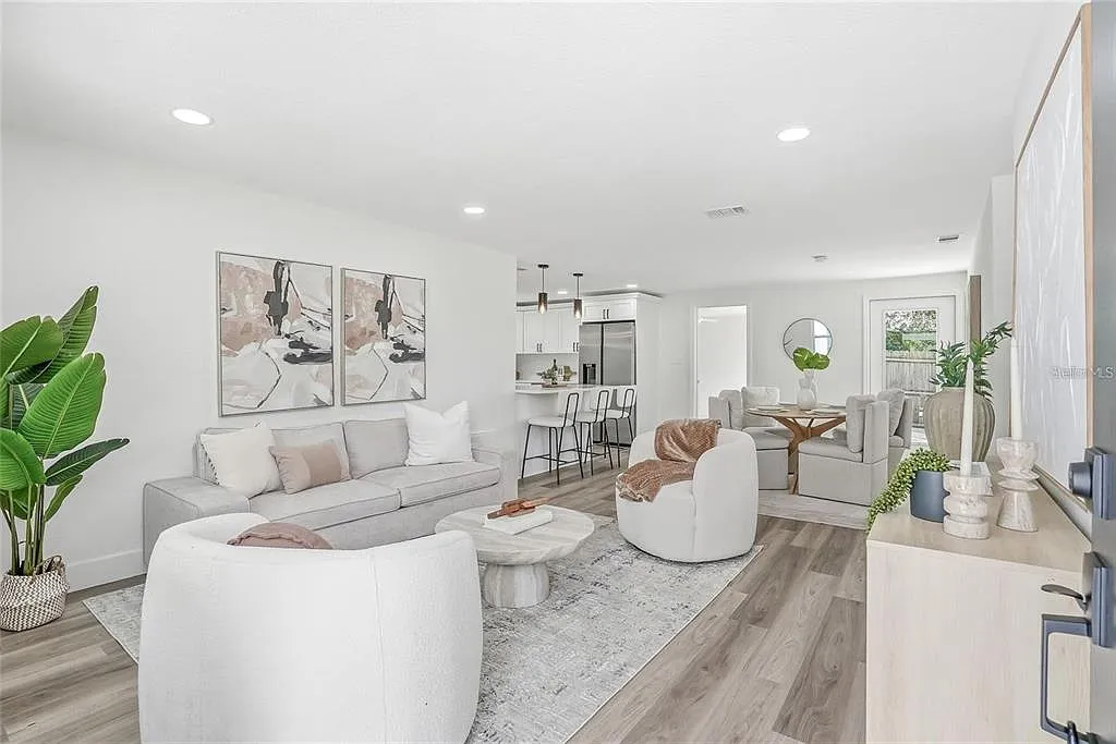 4 bed, 2.0 bath, 1310 sqft, $2,700 — Photo 2