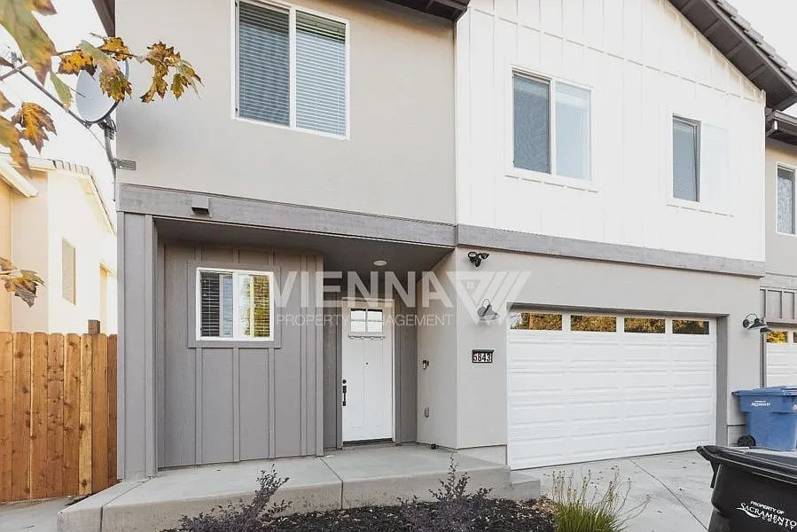 3 bed, 2.5 bath, 3084 sqft, $2,995 — Photo 3