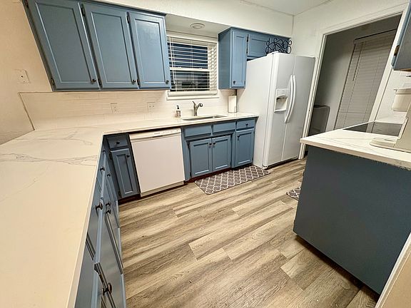 3rd image of 806 Wildwood Ln