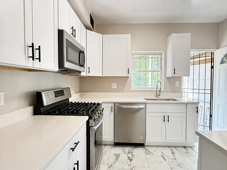 1004 Girard St NW — Photo 11
