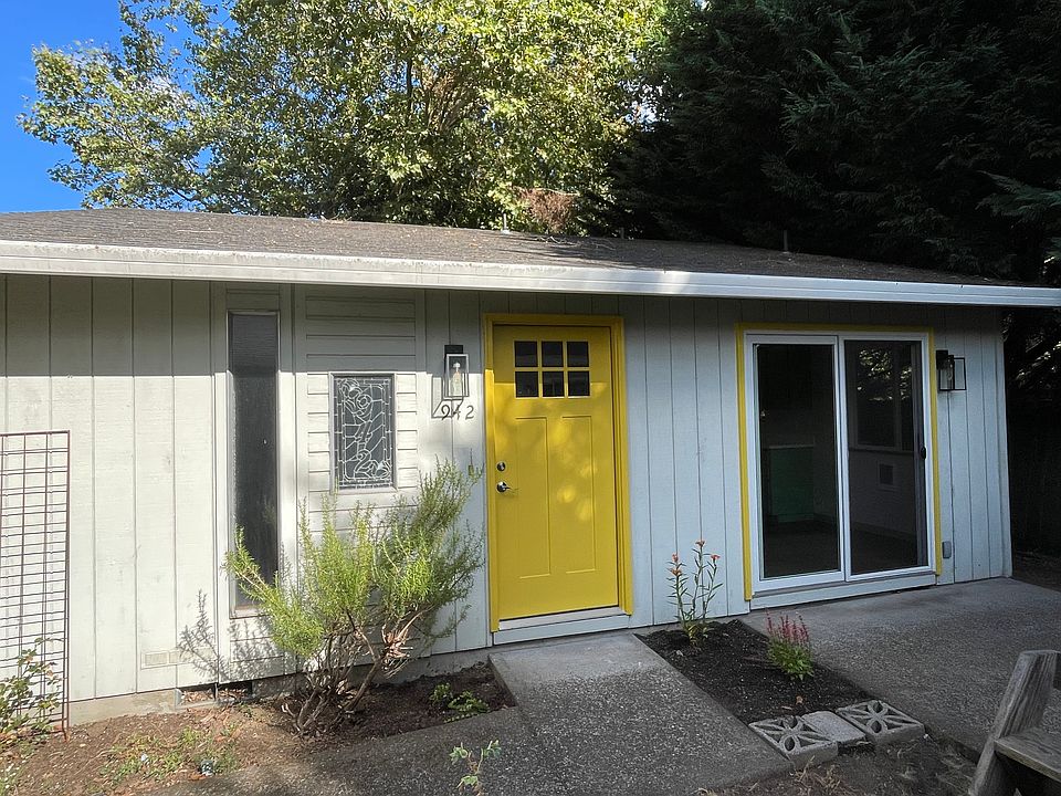 1st image of 940-942 SE Clatsop St