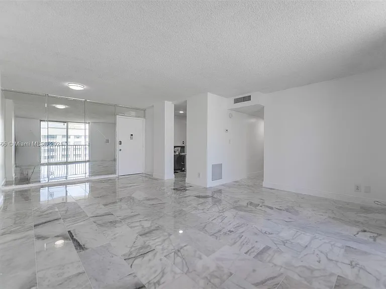 3161 S Ocean Dr — Photo 6