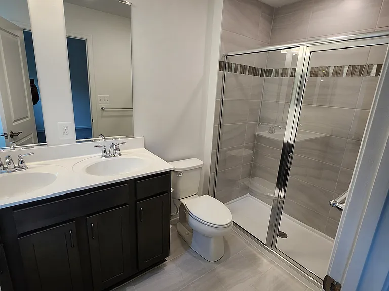 Bathroom 3 (Master bathroom)