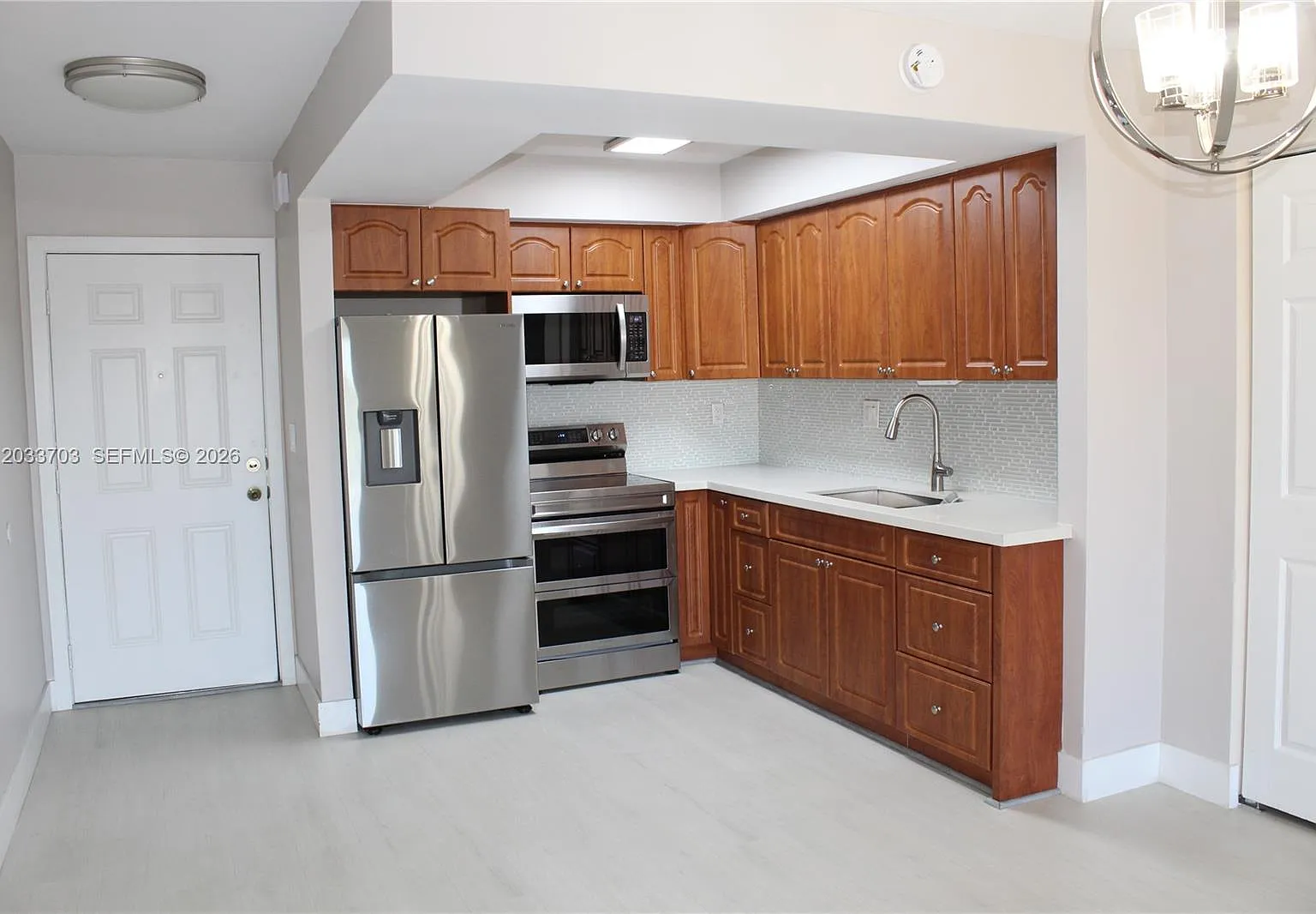 International Condo — Photo 2