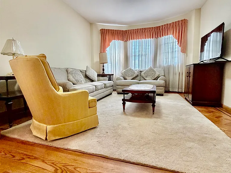 336 Avenue C — Photo 4