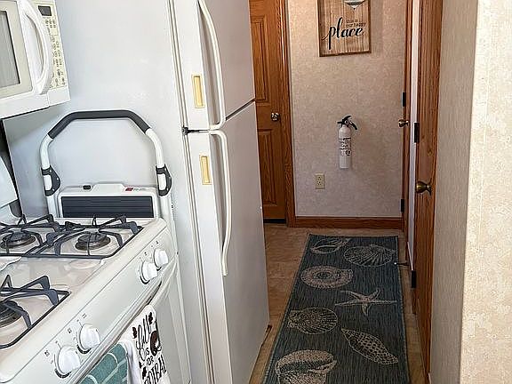 5th image of 9456 Lakeshore Rd #90
