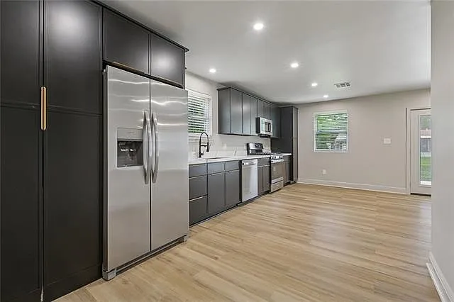 212 Berkley Dr — Photo 3