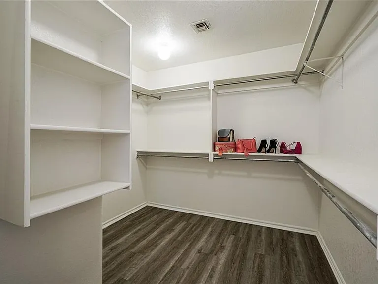 300 Glen Dr — Photo 27