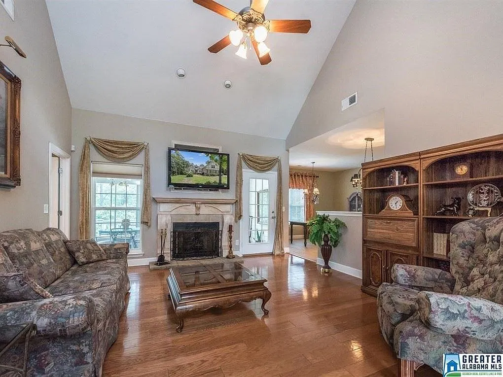 3 bed, 2.5 bath, 2514 sqft, $2,195 — Photo 2