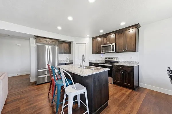 4 bed, 3.5 bath, 2350 sqft, $2,200 — Photo 2