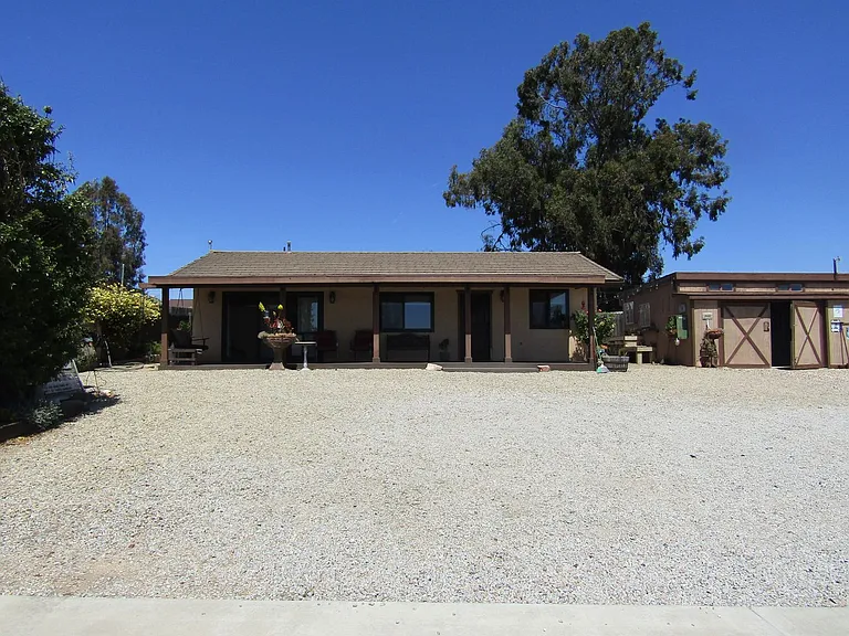225 Cyclone St — Photo 6