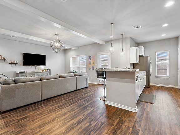 2nd image of 512 Hayes Ln