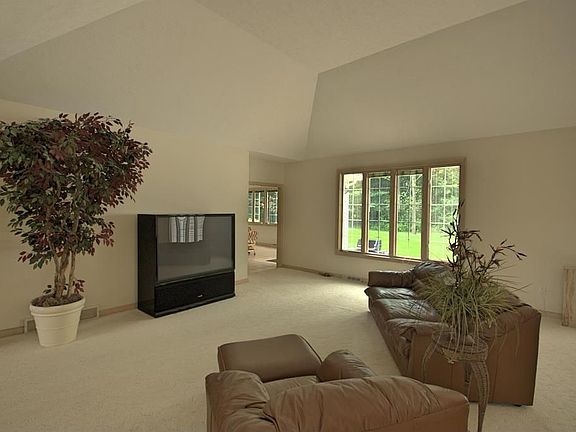3rd image of 6450 Suzanne Ln