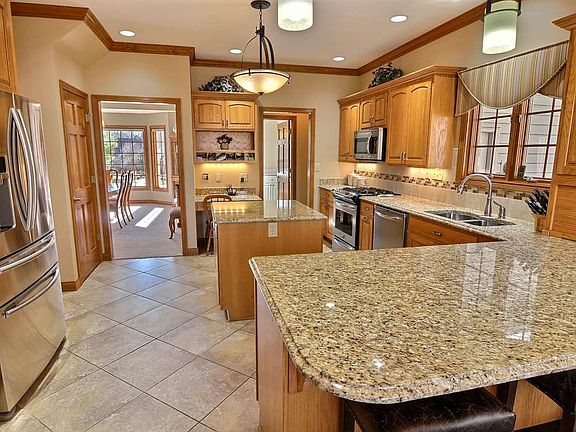 5th image of 830 Emerald Ct