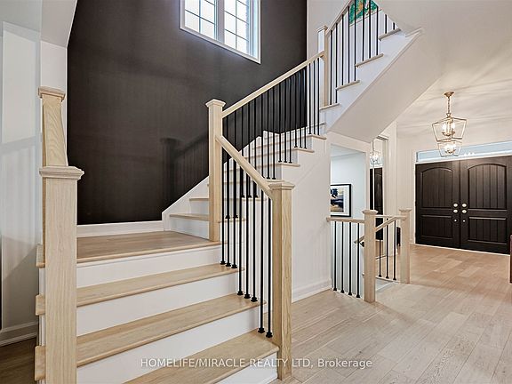 4th image of 50 Chorus Cres
