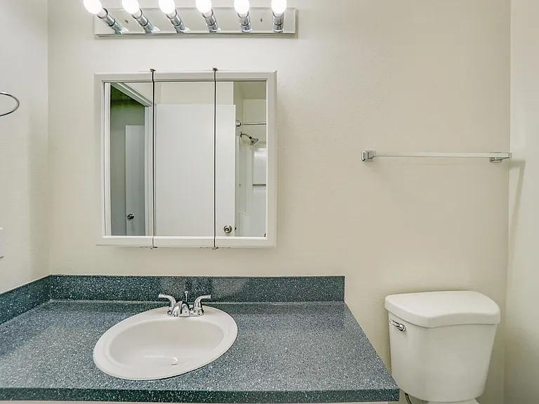 Charwin Court Apartments — Photo 57