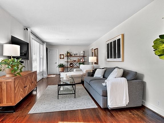 5th image of 341 Wimpole Dr