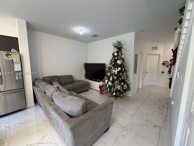 1656 SE 27th Ter #1656 — Photo 4