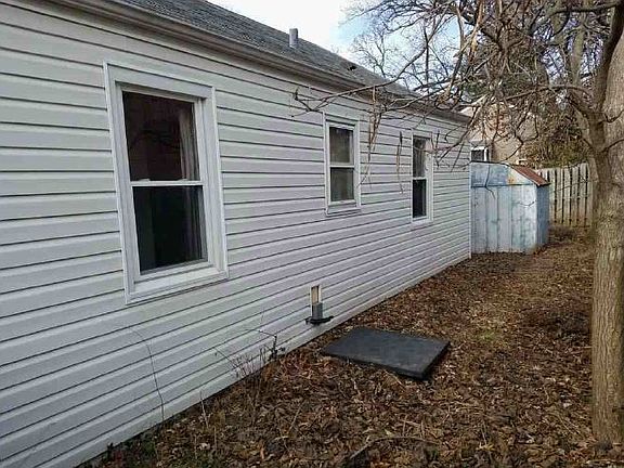 4th image of 9719 Flora Ave