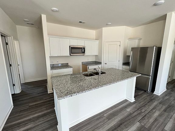 4th image of 1020 Carriage Wood Cir