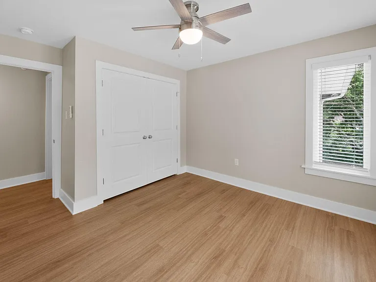 503 E 7th St #10 — Photo 15