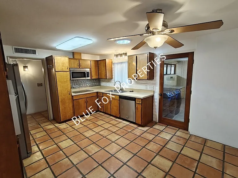 2781 W Calle Carapan — Photo 3