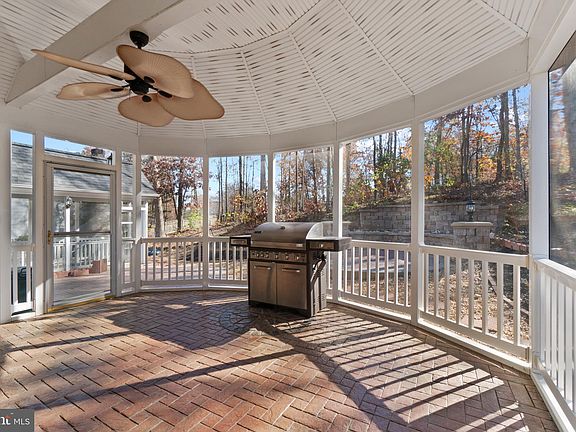 5th image of 5024 Queensbury Cir
