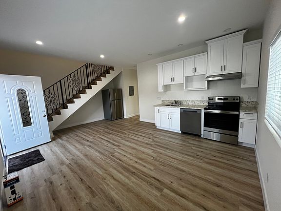 3rd image of 7435 Encino Ave