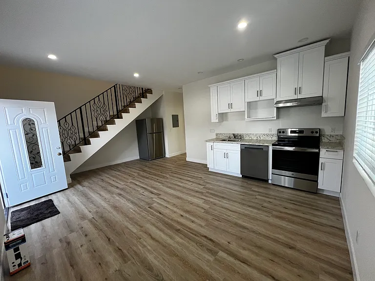 7435 Encino Ave — Photo 3