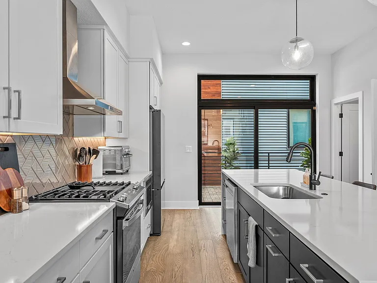 1403 Superior Ave E — Photo 13