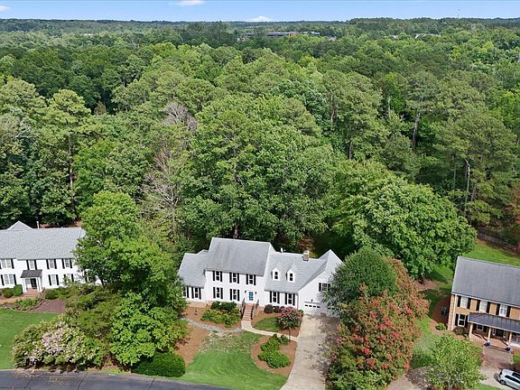 3rd image of 18 Surrey Ln