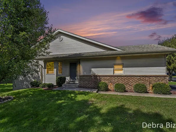 1011 Country Gdn NW, Grand Rapids, MI 49534