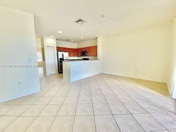 4th image of 2577 SW 82nd Ave