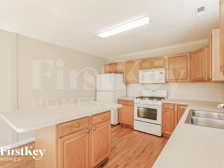 2400 Devon Dr — Photo 9