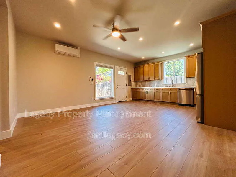 2 bed, 1.0 bath, 980 sqft, $2,400 — Photo 4