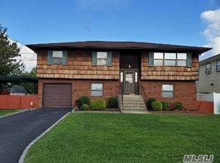 562 Carriere St, Bethpage, NY 11714