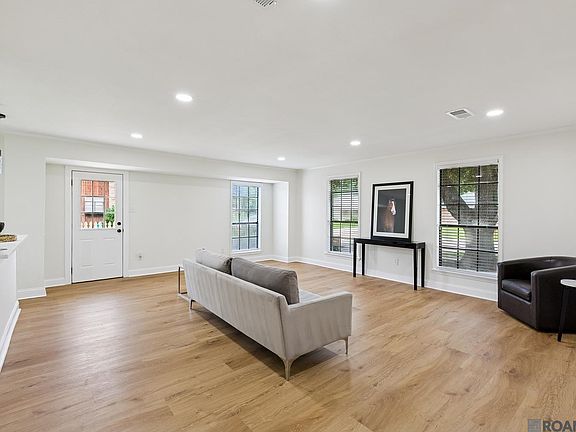 3rd image of 8764 Sharlane Dr