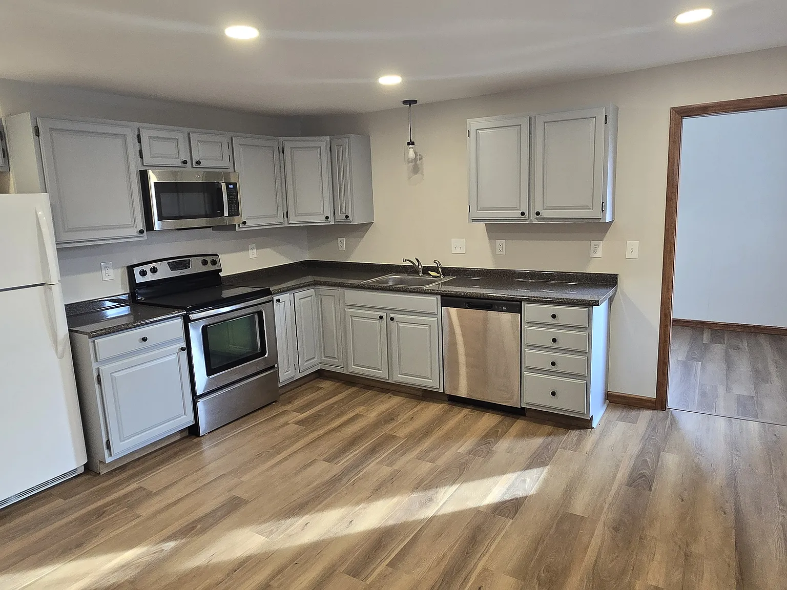 3 bed, 1.5 bath, 1400 sqft, $1,800 — Photo 2