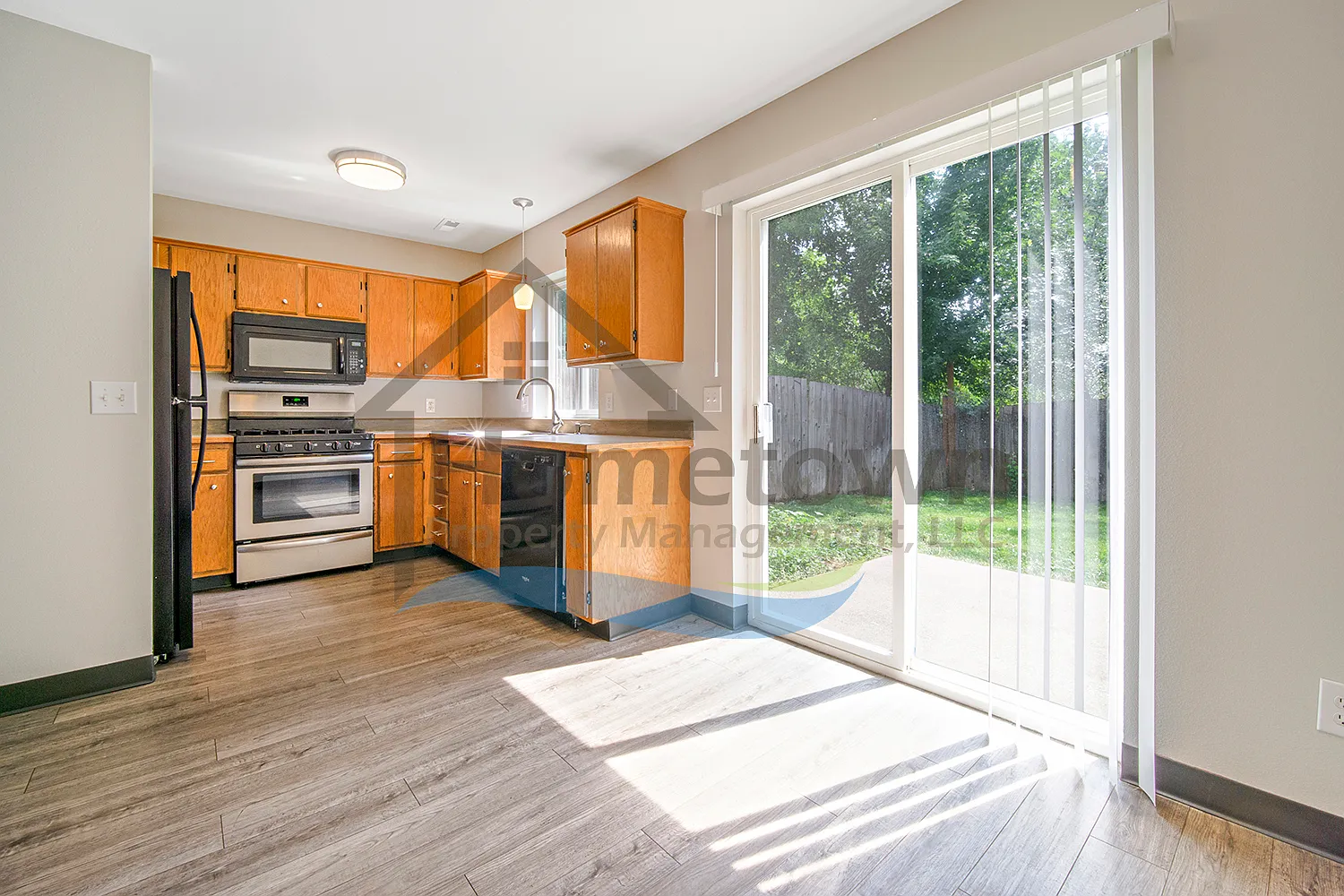 3 bed, 1.5 bath, 1080 sqft, $1,900 — Photo 2