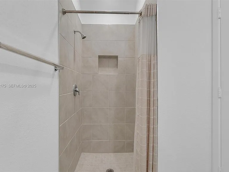 504 NE 1st Dr #504 — Photo 32
