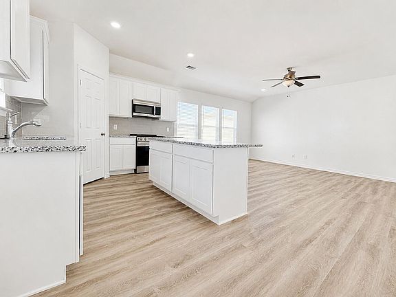 5th image of 501 Oak Chase Ave