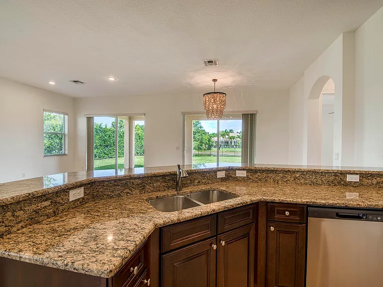 172 Manor Cir — Photo 6