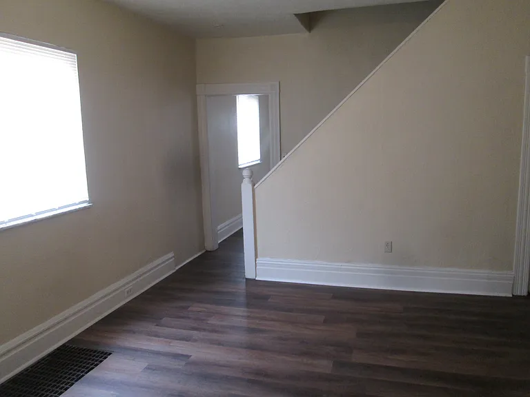 217 Bruce St — Photo 2