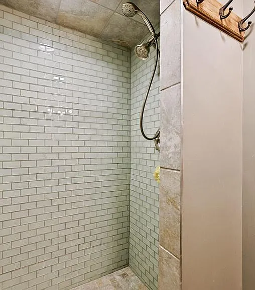 251 Stanley St E — Photo 1