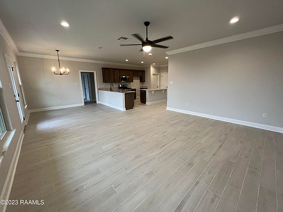 3rd image of 105 Tenor St