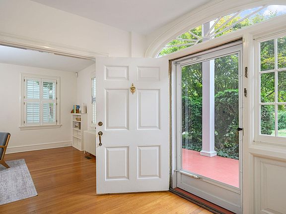 4th image of 330 Parkway St