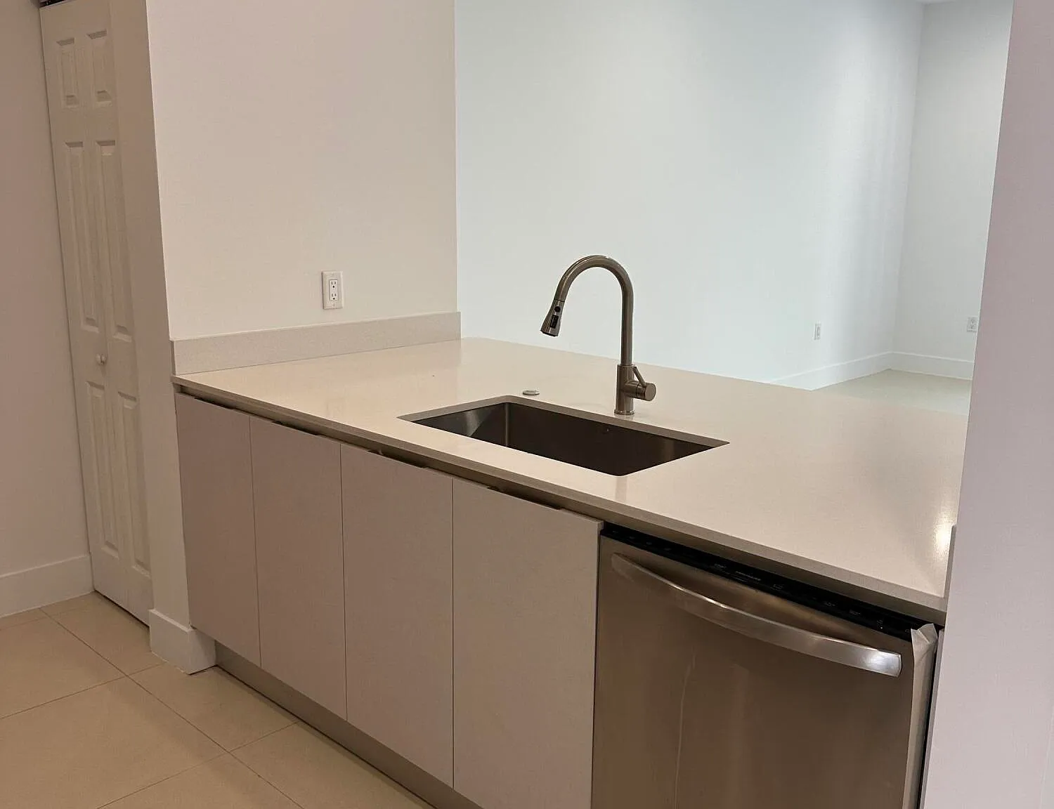 2 bed, 2.5 bath, 1363 sqft, $4,200 — Photo 3