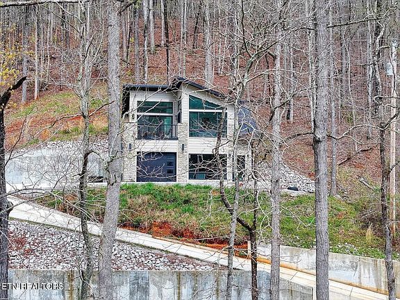 2nd image of 318 Carp Ln