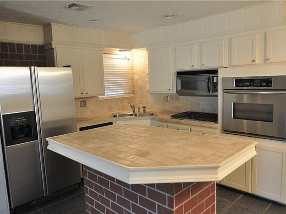 4th image of 10416 Lakeside Dr